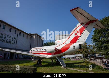 Yakovlev Yak-40 (Polonais : Jak-40 Jakowlew) avion-avion russe à trois trains-avions et avions de transport avec la nation polonaise de damier de l'armée de l'air Banque D'Images