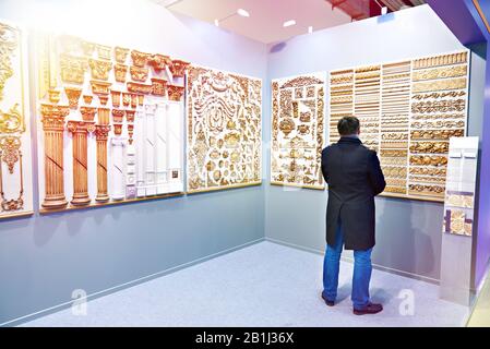 Homme dans un magasin de décoration sculpté en bois Banque D'Images