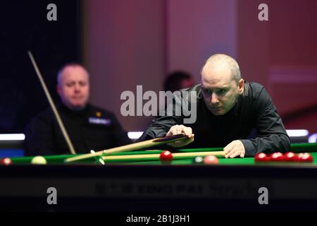 Graeme Dott, de l'Ecosse, joue un tir à John Higgins, de l'Ecosse, lors du premier tour du championnat des Joueurs de 2020 à Southport, au Royaume-Uni, le 25 février 2020. John Higgins, d'Écosse, a battu Graeme Dott, d'Écosse, avec 6-2. Banque D'Images