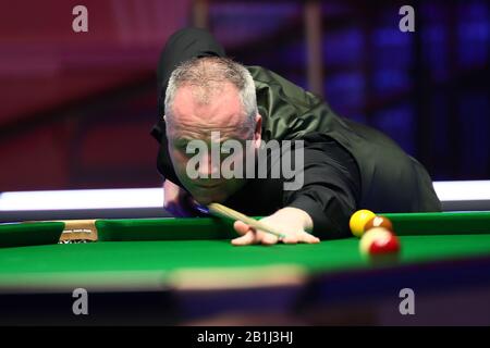 John Higgins, d'Écosse, joue un tir à Graeme Dott, d'Écosse, lors du premier tour du championnat Des Joueurs de 2020 à Southport, au Royaume-Uni, le 25 février 2020. John Higgins, d'Écosse, a battu Graeme Dott, d'Écosse, avec 6-2. Banque D'Images