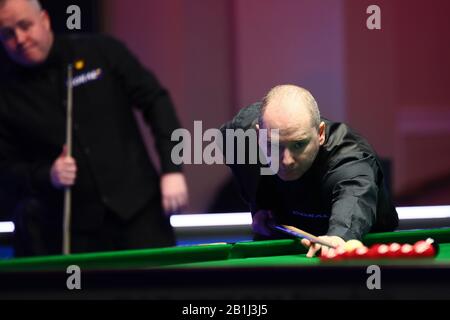 Graeme Dott, de l'Ecosse, joue un tir à John Higgins, de l'Ecosse, lors du premier tour du championnat des Joueurs de 2020 à Southport, au Royaume-Uni, le 25 février 2020. John Higgins, d'Écosse, a battu Graeme Dott, d'Écosse, avec 6-2. Banque D'Images