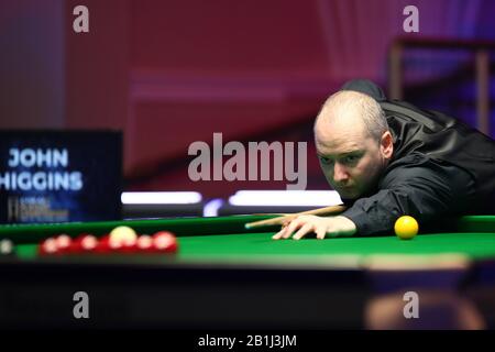 Graeme Dott, de l'Ecosse, joue un tir à John Higgins, de l'Ecosse, lors du premier tour du championnat des Joueurs de 2020 à Southport, au Royaume-Uni, le 25 février 2020. John Higgins, d'Écosse, a battu Graeme Dott, d'Écosse, avec 6-2. Banque D'Images