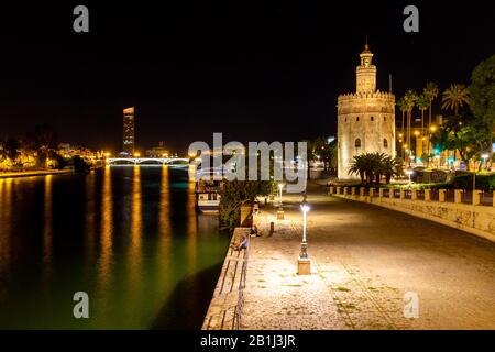 Torre del Oro la nuit au fleuve Guadalquivir à Séville, Andalousie, Espagne. Banque D'Images