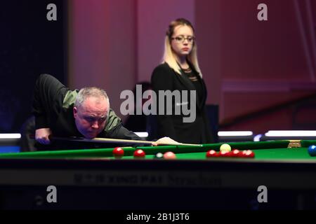 John Higgins, d'Écosse, joue un tir à Graeme Dott, d'Écosse, lors du premier tour du championnat Des Joueurs de 2020 à Southport, au Royaume-Uni, le 25 février 2020. John Higgins, d'Écosse, a battu Graeme Dott, d'Écosse, avec 6-2. Banque D'Images