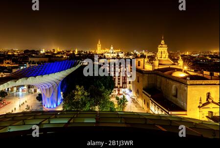 Vue depuis le Metropol Parasol sur Séville, Andalousie, Espagne la nuit. Banque D'Images