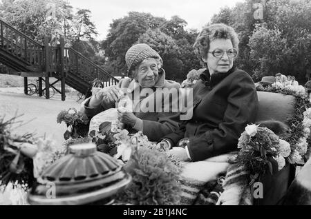 Prinzessin Viktoria Luise von Preußen, Herzogin zu Braunschweig-Lüneburg, in der Öffentlichungen, Deutschland um 1976. Princesse Victoria Louise de Prusse, duchesse de Brunswick Lueneburg, à l'hermaterie de sa maison au Brunswick, en Allemagne vers 1976. Banque D'Images