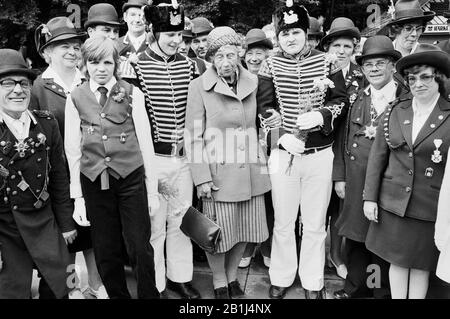 Prinzessin Viktoria Luise von Preußen, Herzogin zu Braunschweig-Lüneburg, in der Öffentlichungen, Deutschland um 1976. Princesse Victoria Louise de Prusse, duchesse de Brunswick Lueneburg, à l'hermaterie de sa maison au Brunswick, en Allemagne vers 1976. Banque D'Images