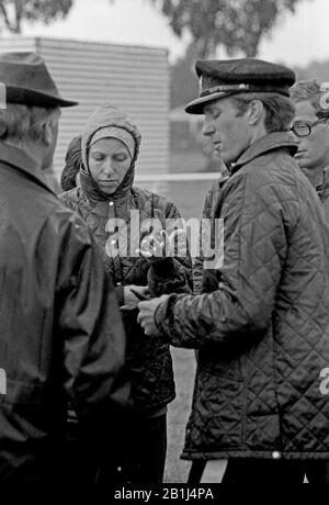 Prinzessin Anne, Tochter von Königin Elizabeth II, mit Ehemann Mark Phillips bei einem Reitsport-Turnier à Hambourg, Deutschland um 1980. Anne, la princesse royale du Royaume-Uni et le mari Mark Phillips lors d'un événement de raids à Hambourg, en Allemagne, vers 1980. Banque D'Images