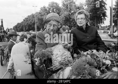 Prinzessin Viktoria Luise von Preußen, Herzogin zu Braunschweig-Lüneburg, in der Öffentlichungen, Deutschland um 1976. Princesse Victoria Louise de Prusse, duchesse de Brunswick Lueneburg, à l'hermaterie de sa maison au Brunswick, en Allemagne vers 1976. Banque D'Images