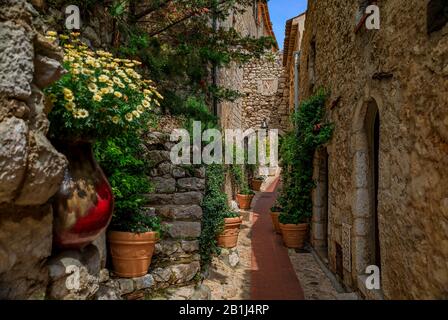 Extérieur en pierre de vieux bâtiments dans les rues étroites de la ville médiévale pittoresque d'Eze Village dans le sud de la France, le long de la mer Méditerranée Banque D'Images