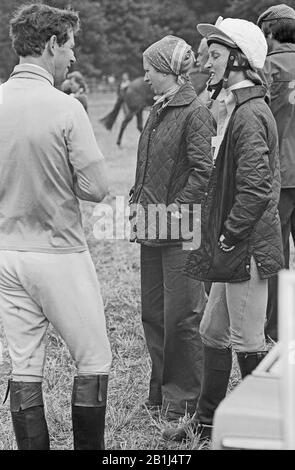 Prinzessin Anne, Tochter von Königin Elizabeth II, mit Ehemann Mark Phillips bei einem Reitsport-Turnier à Hambourg, Deutschland um 1980. Anne, la princesse royale du Royaume-Uni et le mari Mark Phillips lors d'un événement de raids à Hambourg, en Allemagne, vers 1980. Banque D'Images