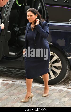 Le secrétaire d'accueil, Priti Patel, arrive au sommet conjoint du Conseil national des chefs de police et de l'Association des commissaires à la police et à la criminalité, au Centre de conférence Queen Elizabeth II, à Londres. Banque D'Images