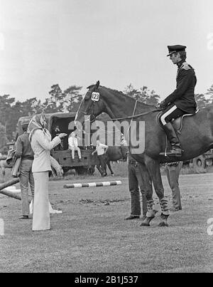 Prinzessin Anne, Tochter von Königin Elizabeth II, mit Ehemann Mark Phillips bei einem Reitsport-Turnier à Hambourg, Deutschland um 1980. Anne, la princesse royale du Royaume-Uni et le mari Mark Phillips lors d'un événement de raids à Hambourg, en Allemagne, vers 1980. Banque D'Images