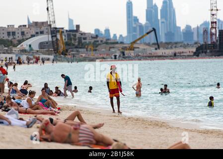 Dubaï, Émirats arabes Unis / 15 novembre. 2019 : les gens qui apprécient la plage de Jumeirah à Dubaï sorcière est une plage de sable blanc qui est située et nommée d'après la Jumeirah d Banque D'Images