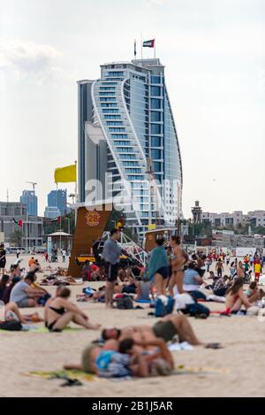 Dubaï, Émirats arabes Unis / 15 novembre. 2019 : les gens qui apprécient la plage de Jumeirah à Dubaï sorcière est une plage de sable blanc qui est située et nommée d'après la Jumeirah d Banque D'Images