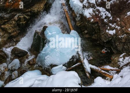 Zakopane, Pologne, 31 Janvier 2020. Cascades Wodogrzmoty Mickiewicza en hiver dans les montagnes Tatra, Zakopane. Crédit: Waldemar Sikora Banque D'Images