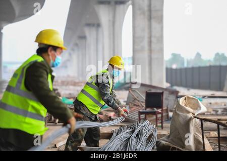 Changsha, Province Chinoise De Hunan. 26 février 2020. Les constructeurs travaillent sur le site de construction d'un projet de rénovation de routes à Changsha, dans la province de Hunan en Chine centrale, le 26 février 2020. Le projet a repris la construction dans le contexte des efforts de prévention et de contrôle des épidémies. Crédit: Chen Zeguo/Xinhua/Alay Live News Banque D'Images