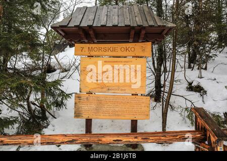 Zakopane, Pologne, 31 Janvier 2020. Plateau en bois de l'enseignement du lac Morskie Oko dans les montagnes Tatra, Zakopane. Crédit: Waldemar Sikora Banque D'Images