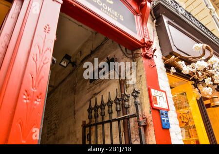 Bruges, flandre, Belgique. Août 2019. La petite route d'accès à la brasserie historique garre. Il est confondu entre les autres boutiques : le bois rouge f Banque D'Images