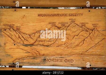 Zakopane, Pologne, 31 Janvier 2020. Le panneau de bois éducatif Morskie Oko Lake et Tatra pics dans les montagnes Tatra, Zakopane. Crédit: Waldemar Sikora Banque D'Images