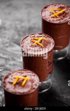 Petits verres de chocolat maison et mousse orange Banque D'Images