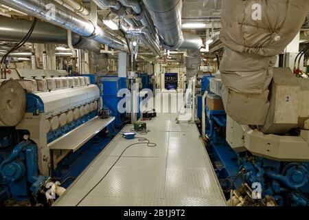 La salle des moteurs d'un navire séismique moderne en production en cours de maintenance quotidienne. Banque D'Images