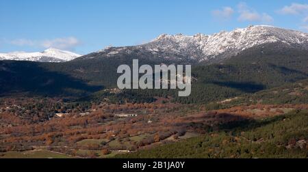 Vue panoramique sur la chaîne de montagnes du parc national de Guadarrama. Montagnes enneigées Monton de Tango et Siete Picos Banque D'Images