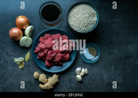 Vue de dessus des ingrédients alimentaires, avec viande, ingrédients et boeuf au fond sombre, ingrédients indonésiens. Préparation de nourriture Banque D'Images