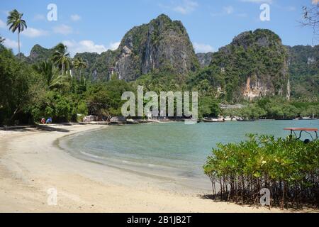 Plage de Railay / plage est habour sur l'île de Krabi Thaïlande avec plage de sable blanc , mer turquoise bleu , de grandes roches - île solitaire - endroit caché Banque D'Images