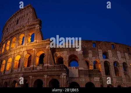 Vue de nuit sur le Colisée. Des couleurs magnifiques. Rome, Italie Banque D'Images