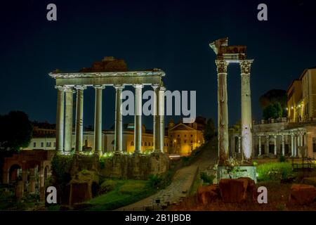 Vue de nuit sur le forum romain. Rome, Italie Banque D'Images