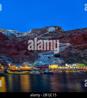 Le port pittoresque d'Ammoudi à Oia. Île de Santorin Banque D'Images