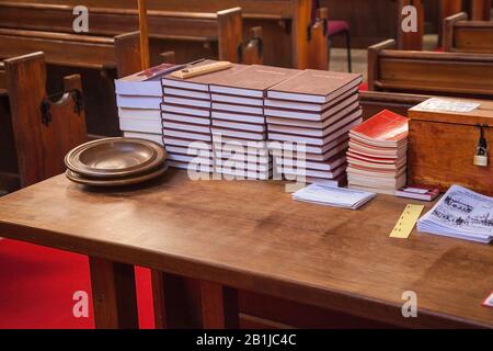 L'église St Marys de Middleton à Teesdale, Angleterre, Royaume-Uni montrant l'intérieur avec ses assiettes de collection et ses livres d'hymnes Banque D'Images