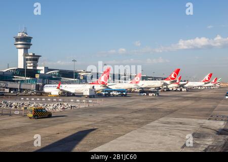 Istanbul, Turquie – 15 mai 2014 : avions Turkish Airlines à l'aéroport Ataturk d'Istanbul (IST) en Turquie. Banque D'Images