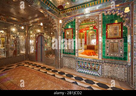 Exquise œuvre d'incrustation en verre, chambre très décorée avec des miroirs colorés dans le Palais de la ville d'Udaipur, Rajasthan, Inde Banque D'Images