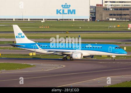 Amsterdam, Pays-Bas – 19 avril 2015 : avion KLM cityhopper Embraer 190 à l'aéroport d'Amsterdam Schiphol (AMS) aux Pays-Bas. Banque D'Images