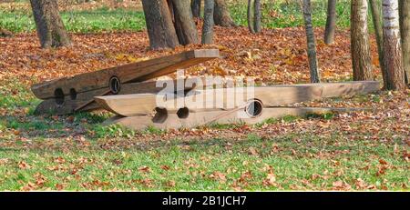 deux grands clothespins en bois qui reposent sur le sol entre les arbres Banque D'Images