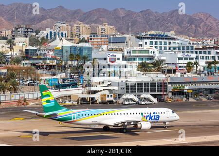 Eilat, Israël – 20 février 2019 : Arkia Embraer 195 avion à l'aéroport d'Eilat (ETH) en Israël. Banque D'Images