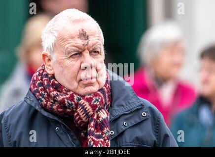 Brentwood Essex, Royaume-Uni. 26 février 2020. Les célébrages quittant la cathédrale catholique romaine de Brentwood après l'imposition mercredi des cendres d'Ashes comme signe de mortalité et de pénitence Les cendres sont de la combustion des croix de palmiers et la cendre est portée sur le front dans le signe d'une croix. Crédit : Ian Davidson/Alay Live News Banque D'Images