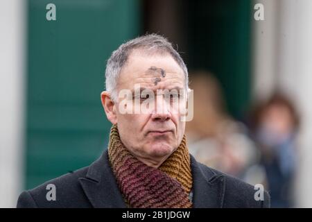 Brentwood Essex, Royaume-Uni. 26 février 2020. Les célébrages quittant la cathédrale catholique romaine de Brentwood après l'imposition mercredi des cendres d'Ashes comme signe de mortalité et de pénitence Les cendres sont de la combustion des croix de palmiers et la cendre est portée sur le front dans le signe d'une croix. Crédit : Ian Davidson/Alay Live News Banque D'Images