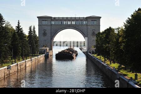 La barge de fret entre dans la glace navigable sur la Volga à Uglich Banque D'Images