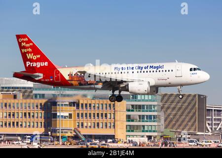 Stuttgart, Allemagne – 21 mars 2019 : avion Eurowings Airbus A 319 à l'aéroport de Stuttgart (STR) en Allemagne. Banque D'Images