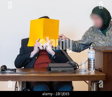 Hambourg, Allemagne. 26 février 2020. Le défendeur cache son visage derrière une couverture de dossier lorsqu'il siège dans la salle d'audience avec son compagnon. Selon le ministère public, il était en service en tant que jeune homme dans le camp de concentration de Stutthof près de Danzig d'août 1944 à avril 1945. L'affaire sera entendue devant le tribunal pour mineurs. (Az. 617 Ks 10/19 pichet.) crédit: Markus Scholz/dpa - ATTENTION: Personne(s) a (ont) été pixellisé pour des raisons juridiques/dpa/Alay Live News Banque D'Images