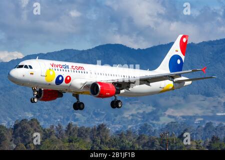 Medellin, Colombie – 26 janvier 2019 : avion Vivaair Airbus A320 à l'aéroport de Medellin (MDE) en Colombie. Banque D'Images