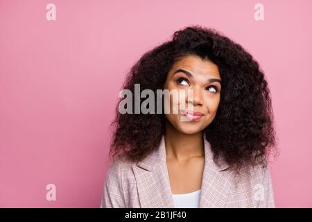 Portrait de positif inspiré afro financier américain penser pensées veulent décider des décisions de travail solution look copyspace porter à damier élégant costume Banque D'Images