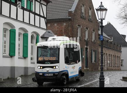 Monheim, Allemagne. 26 février 2020. Un bus électrique en voiture autonome traverse la vieille ville de Monheim. Les E-bus automoteurs ont commencé le service régulier à Monheim. Crédit: Oliver Berg/Dpa/Alay Live News Banque D'Images