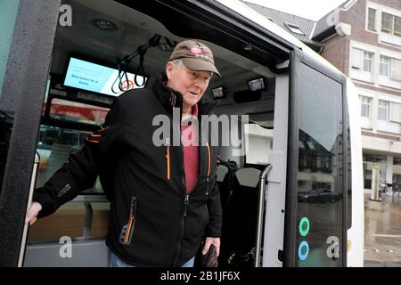 Monheim, Allemagne. 26 février 2020. M. Lohmann, passager, se trouve à la porte d'un bus électrique à conduite autonome. Les E-bus automoteurs ont commencé le service régulier à Monheim. Crédit: Oliver Berg/Dpa/Alay Live News Banque D'Images