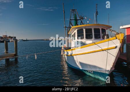 Bateau à crevettes au port, Aransas Bay, Golfe du Mexique, Rockport, Gulf Coast, Texas, États-Unis Banque D'Images