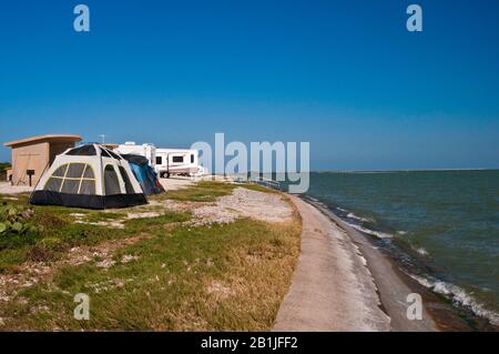 Campings Au Bord De L'Eau Sur Aransas Bay, Golfe Du Mexique, Goose Island State Park, Gulf Coast, Texas, États-Unis Banque D'Images