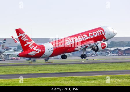 Jakarta, Indonésie – 27 janvier 2018 : avion Airbus A320néo Air Asia à l'aéroport de Jakarta (CGK) en Indonésie. Airbus est une manufacture européenne d'avions Banque D'Images